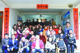 很多亲戚认不清 照面只能点头笑图片