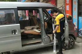 面包车坏了，本来要花1600换变速箱，小伙却只花了180就修好了视频封面