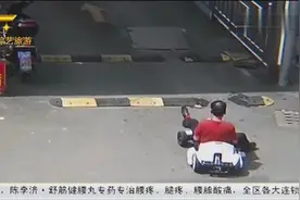 男子因有急事，驾驶孙子的玩具车上路，被交警依法处罚视频封面