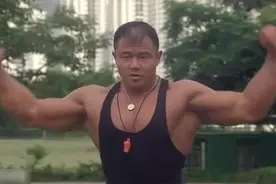 体育课上，老师自信秀肌肉，瞬间被学生秒杀视频封面