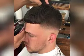 这款齐刘海男生发型，今年很流行