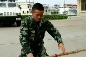 兵哥哥拔河比赛，竟把绳子拔断了。绳子:“怪我咯？”（刘保淇、吴昊）视频封面