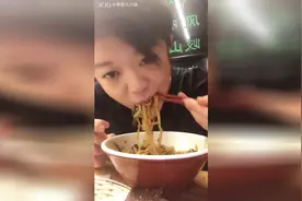 锅姐下馆子了，吃拌面，烤串，一口一坨吃的好满足！视频封面