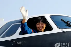 高颜值女飞行员李凌超：安全飞行2700多小时图片