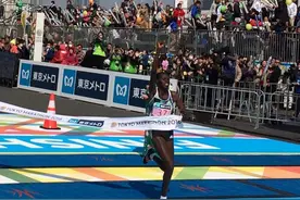 感动！东京马拉松男选手耗尽体力 徒手爬过终点图片