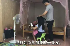 夏日：老公下班帮媳妇吹头发，媳妇说：虽然没有钱，但有你真幸福