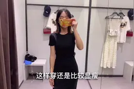 22岁的学姐逛街买衣服，黑色成熟白色可爱，哪个更合适上班？
