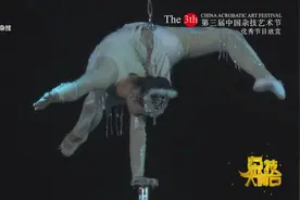 女子表演手技，仅用手部支撑全身，这臂力让人佩服视频封面