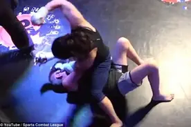 24岁女拳手比赛中暴揍68岁老人 组织方遭批（组图)图片