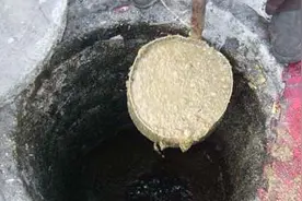 大妈当街捞地沟油疑给餐馆炒菜 捞了满桶恶臭连天图片