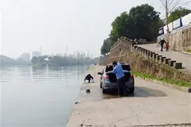 在江边清洗电动车和汽车，你脸红不？图片