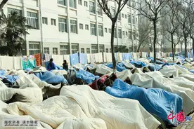 大学生开学铺天盖地晒被褥 攀铁丝网晒高处贴条防丢图片