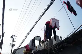 苏州：通电电线上晾衣服 内衣裤不避嫌图片