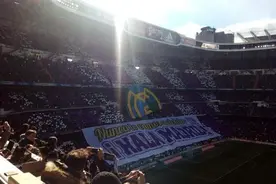 皇马球迷赛前展示巨型TIFO图片