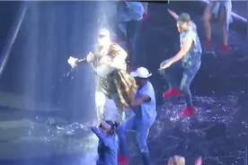 贾斯汀比伯演唱会小女孩迷路“闯入”舞台好萌，比伯的反应好暖！视频封面