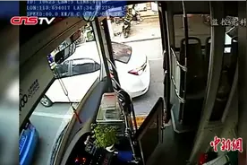 点赞！公交车长脱岗3分钟搀扶盲人过马路视频封面