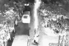 监控实拍男子被闪电陆续击中两次留下一堆液体，人却没死