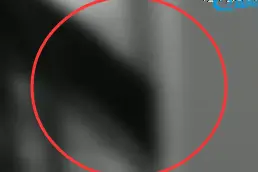 弯腰捡东西，姑娘头发卷进机器里，整个头皮被撕掉！画面令人毛骨悚然！视频封面