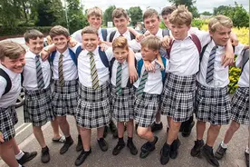 国外小学生不得了！为抗议学校不让穿短裤 集体穿起了裙子