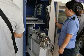 实拍：火车站自动售票机换装车票打印纸的全过程视频封面