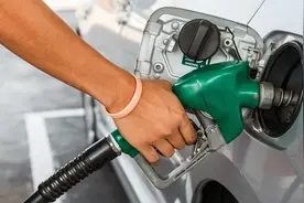 车子油箱没油了，一加油就跳枪，到底怎么回事？是这里出了问题视频封面