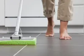 厨房地砖又油又脏怎么办？用它来拖地，油渍异味都没了，实用生活小技巧真好用视频封面