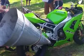 丧心病狂的摩托车排气大喇叭改装，炸街炸出新高度视频封面