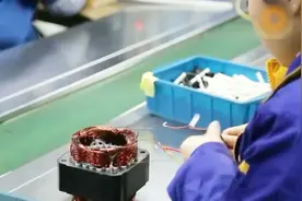 实拍中国工厂生产电机，全靠流水线上的女工！视频封面