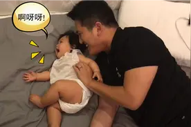 宝宝自己要求爸爸挠痒痒，结果她却这种反应？简直让人哭笑不得