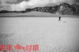 澳大利亚女子7周游7大洲 荒漠中跑40个马拉松图片