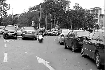 潮州西湖公园边乱停车 导流线成“停车场”图片