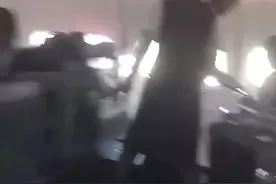 女子自称“国航监督员”大闹头等舱 报警带走多名乘客 这名“监督员”啥来头视频封面