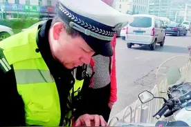 武汉交警用上执法“利器”PDA 能现场打印交通罚单图片