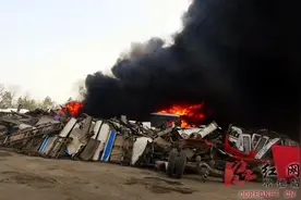 常德一报废车拆解公司突发大火无人员伤亡图片