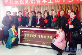 张掖：12名知青40年后重返插队故地万家墩再叙乡情图片