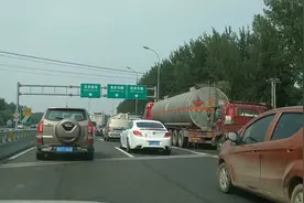 京港澳高速进京方向天天堵车，老司机说至少1公里，为什么呢视频封面