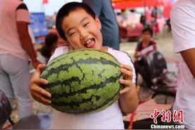 胶东西瓜第一镇举办西瓜节  84斤“瓜王”脱颖而出图片