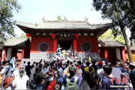少林寺“无遮大会”引全球千余人报名 古力参加“黑白决”图片