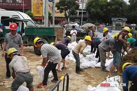 长沙市住建委动员工程建设企业3千余人奔赴一线防汛图片