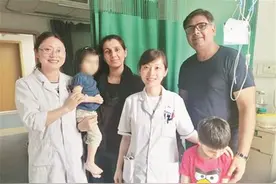 2岁巴基斯坦女童患上罕见病，还好她被父母带来了武汉！图片