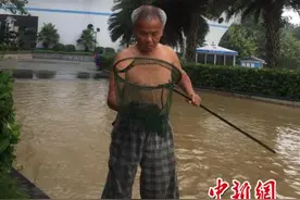 广西柳江河出现小洪峰 市民江边溜狗钓鱼抓虾图片