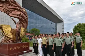 不愧是兵哥哥，连毕业照都拍得这么整齐图片
