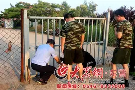 小女孩头被卡在门柱间 滨海园区派出所与消防员紧急救助图片