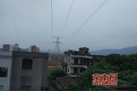 莆田涵江梧塘松东村：高压线房顶过 村民很担心图片