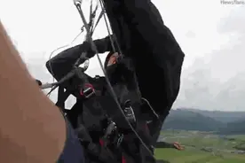 男子玩高空滑行 忽然发现降落伞打不开了图片