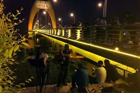 搞直播的人有多少？这里因直播人太多造成交通堵塞图片