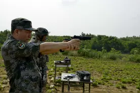 集团军军长检查考核当“陪练” 15发子弹打131环图片