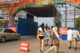 视频丨环球小姐郑州遇堵车 为赶比赛下车走1公里图片