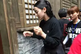 热巴热血再次上线，这走山路的步伐一般人跟不上！图片