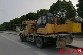 自家门口无法停放 男子竟将吊车停在公交站台图片